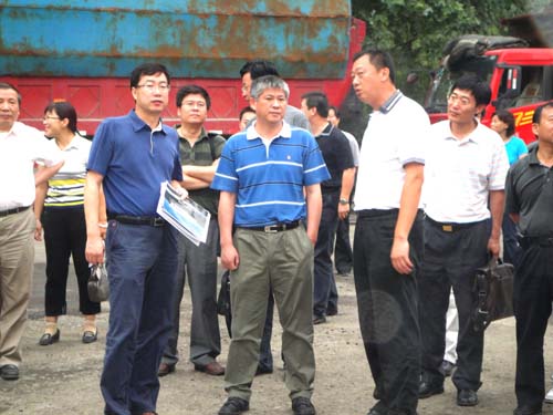 交通部科技司副司长任锦雄参观指导我公司橡胶沥青生产设备