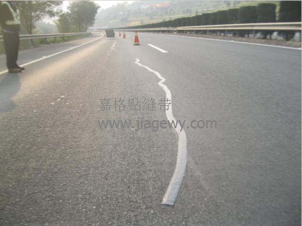 云南云磨高速高速公路路用路面裂缝修补自粘贴缝带裂缝修补案例