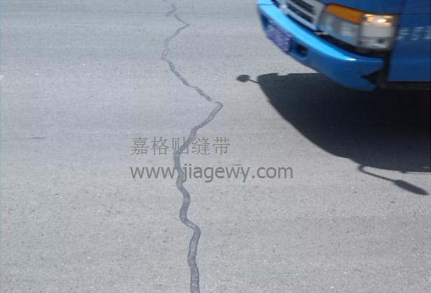 安徽滁州道路裂缝修补高速公路路用路面裂缝修补自粘贴缝带案例