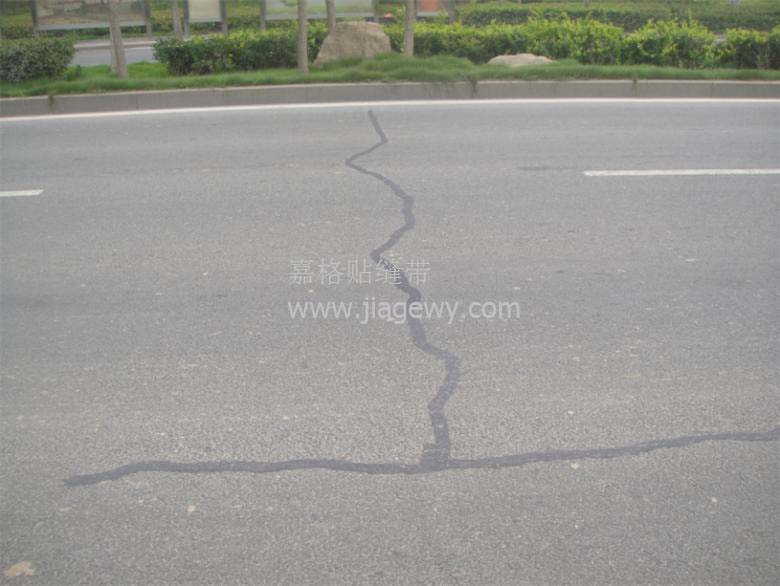 滁州道路裂缝道路路面沥青贴缝带处理效果