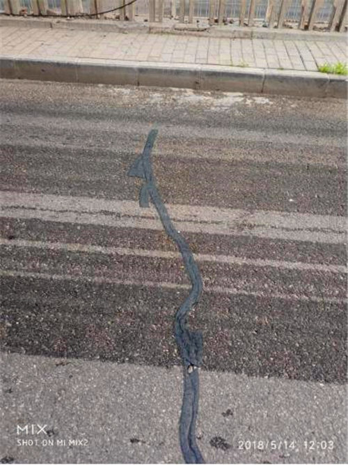 沥青路面自粘贴缝带