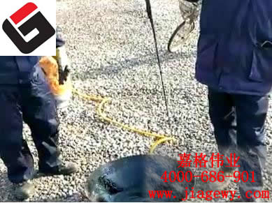 天津客户道路灌缝胶试验大锅熬后拉了两米长