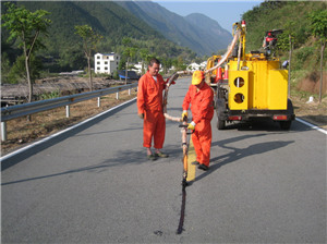 沥青路面公路灌缝技术在灌缝过程中需要注意的事项