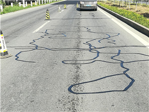 北京市采用嘉格沥青贴缝带修补路面裂缝近十公里