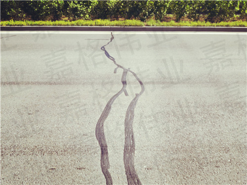 公路路面裂缝中灌缝放的黑色的液体是沥青吗？
