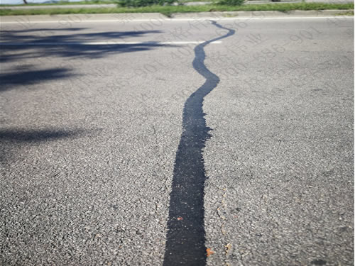 混凝土路面有裂缝可以直接用沥青修补处理吗？