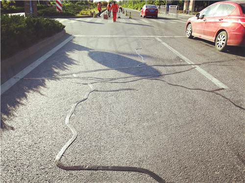 公路裂缝处理中对快干型常温沥青灌封胶的选择