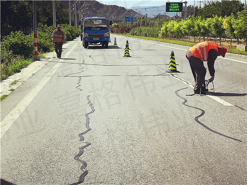 用于高速裂缝修补的嘉格公路路面裂缝贴能否用道路密封胶代替