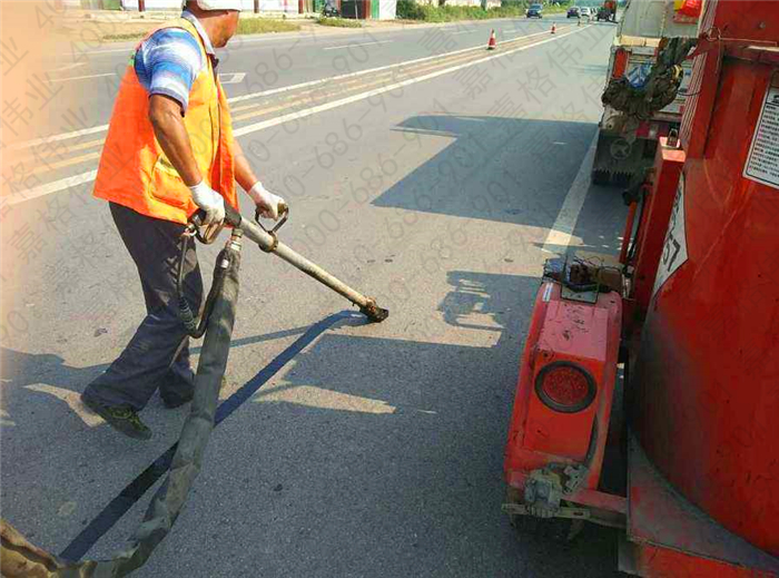 路面灌缝胶等公路养护材料进行路面裂缝修补正大量开展