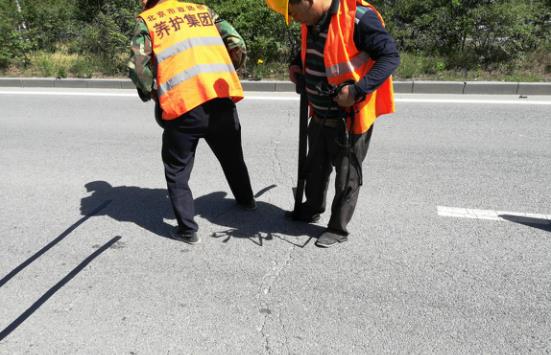 北京市昌平采用嘉格公路贴缝带修补路面裂缝近十公里