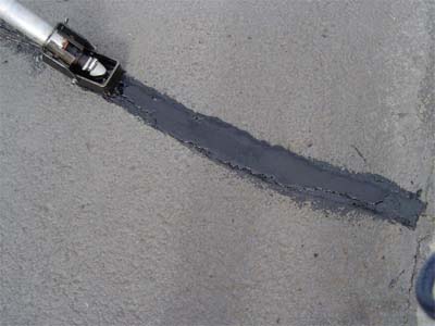 沥青路面密封胶开槽灌缝过程中要注意什么